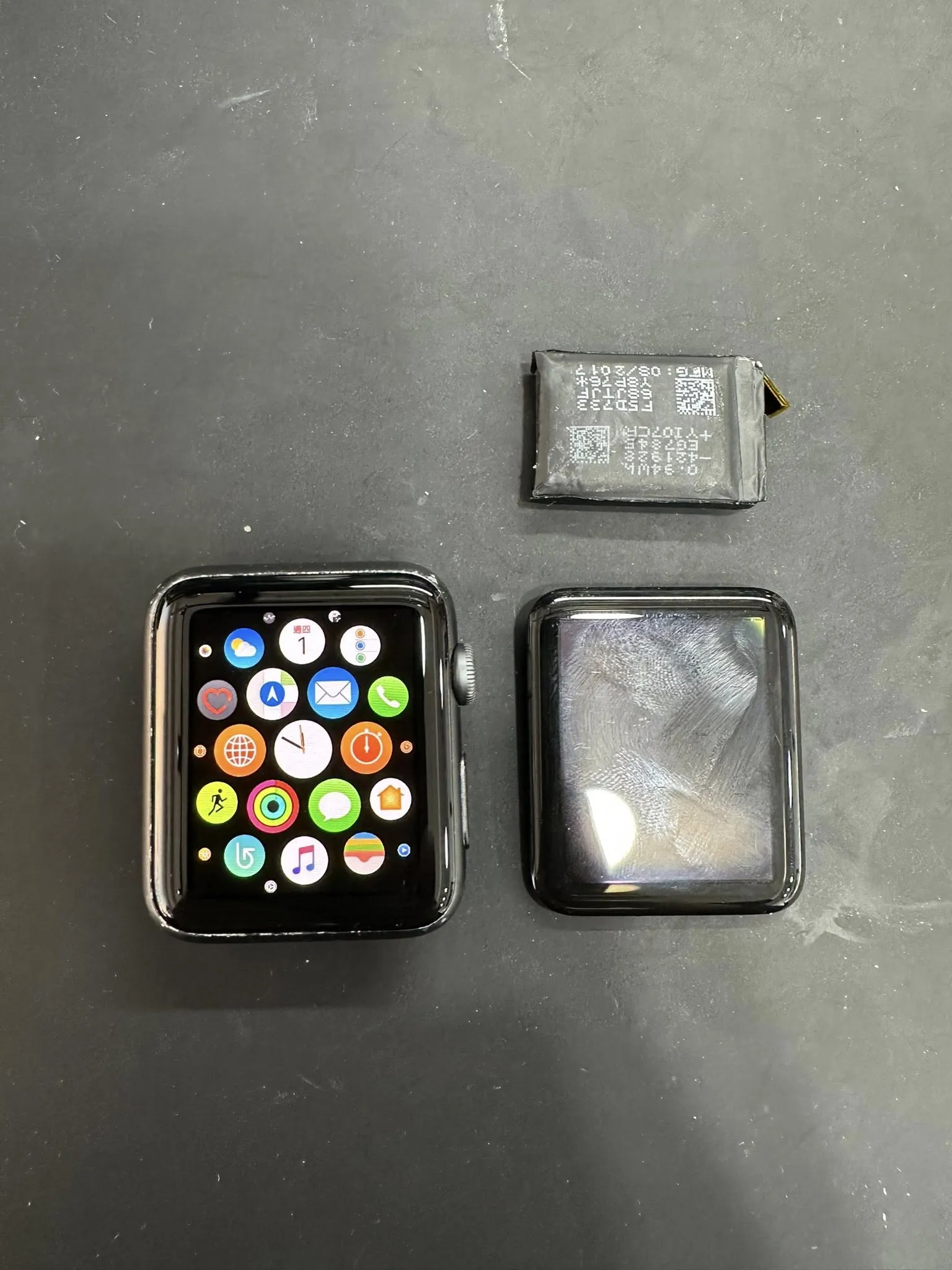 Apple Watch 突然「螢幕浮起來了」、「蓋不起來了」？