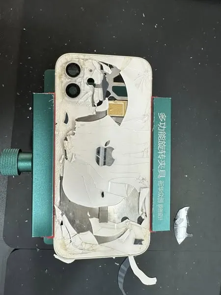 【iPhone 12 背蓋玻璃破了？別急著換新機！】