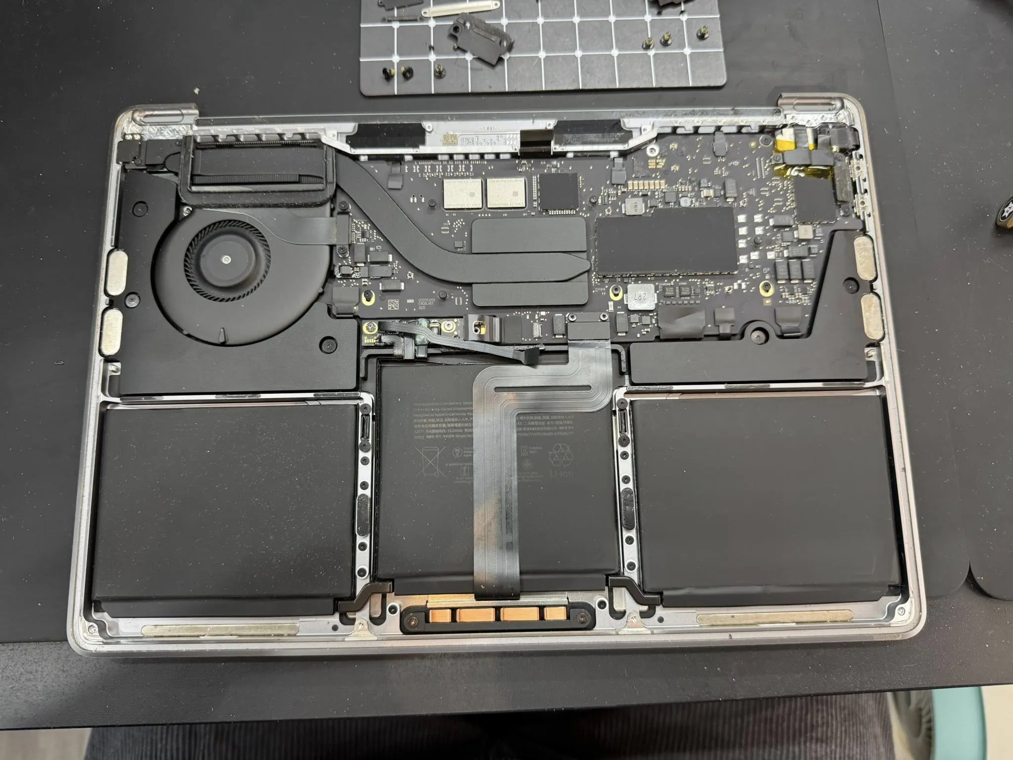 MacBook 螢幕進水維修案例