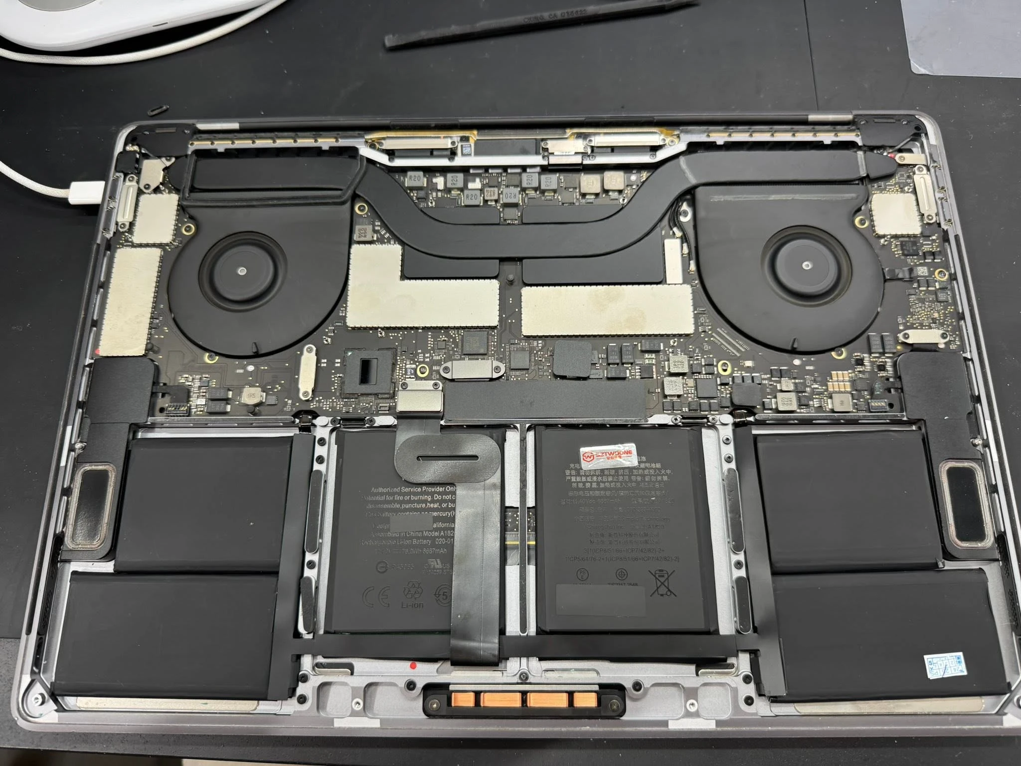 MacBook Pro A1707 維修案例分享｜充電孔＋電池＋顯示排線更換完成！