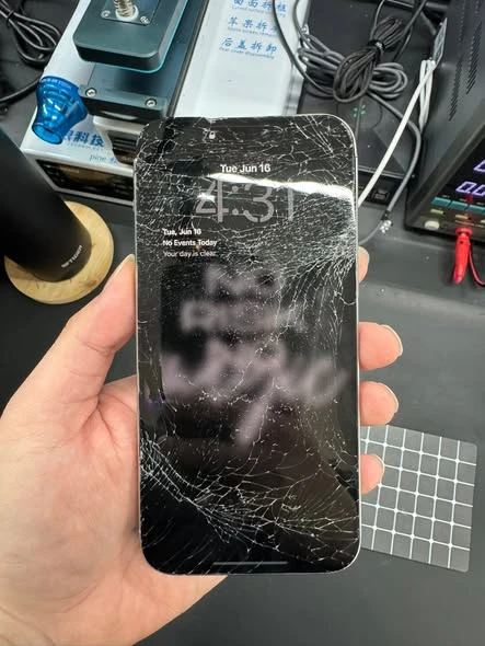 iPhone 15 Pro Max 摔到稀巴爛，還有救嗎？