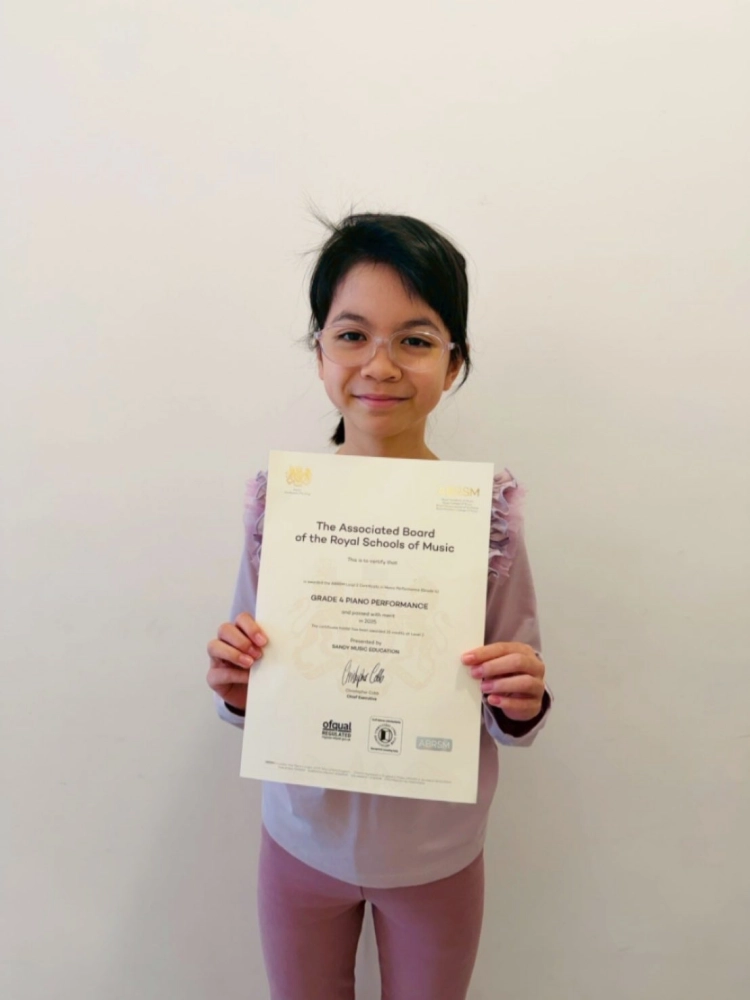 曾Ｏ芮 英國皇家鋼琴4級