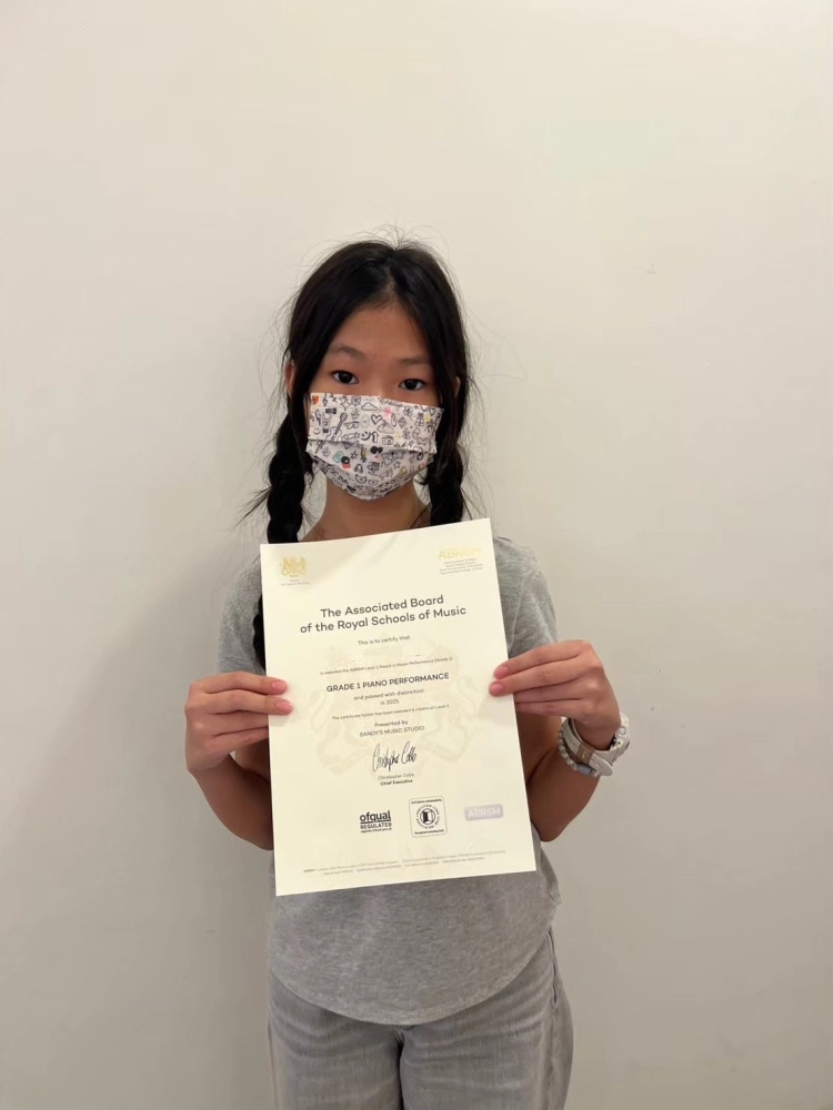 楊Ｏ霏 英國皇家鋼琴1級