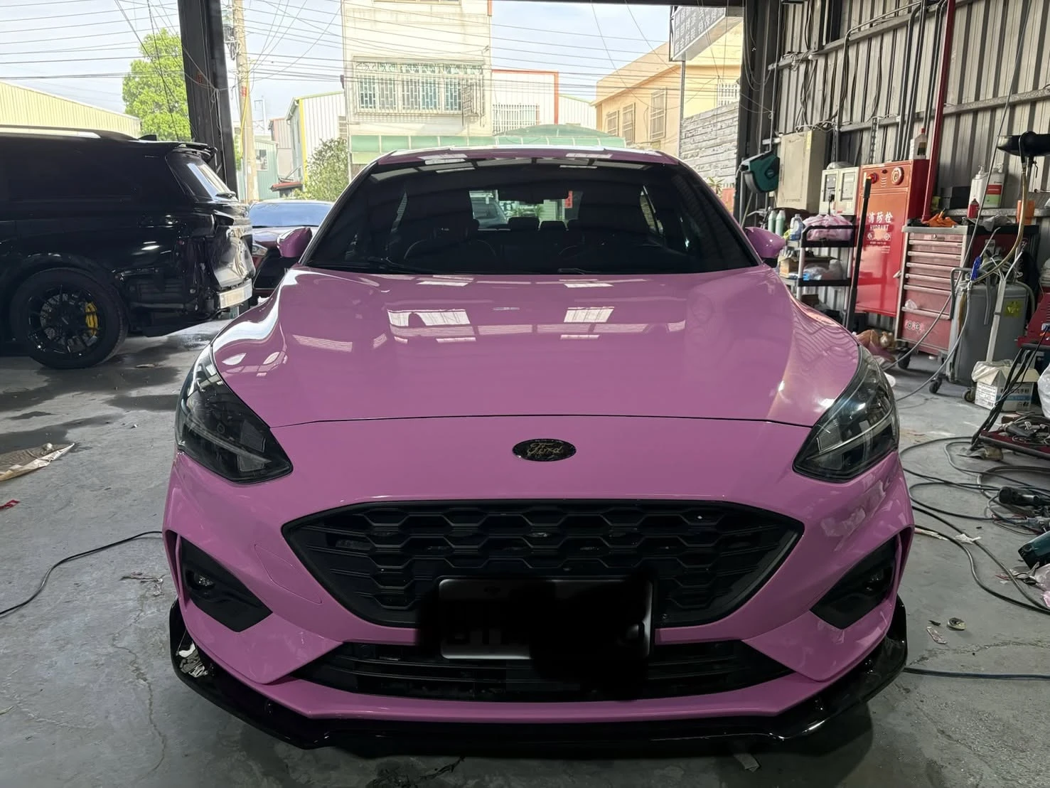 FOCUS全車粉紅內外烤漆施工完成