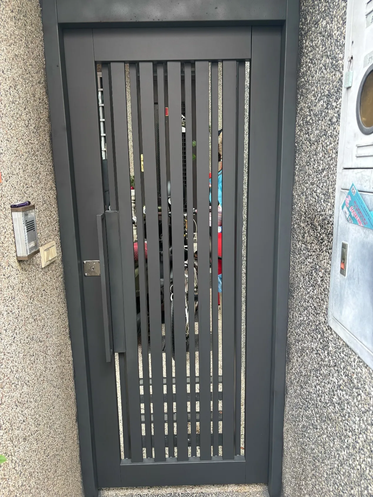 不鏽鋼門烤漆會不會掉漆？耐用度與施工關鍵一次看懂/台南不銹門烤漆/高雄不銹門烤漆