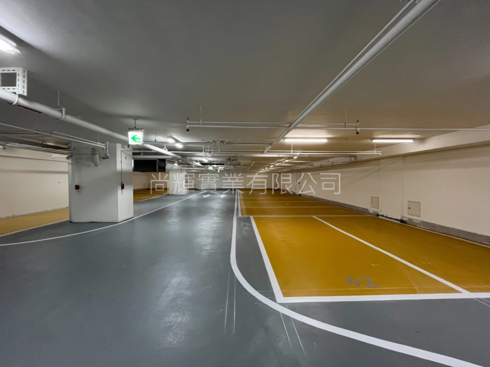 商辦大樓停車場