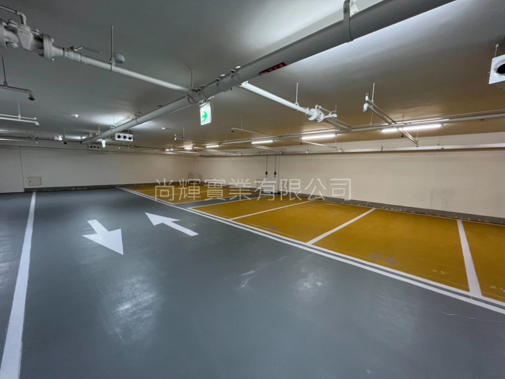 商辦大樓停車場