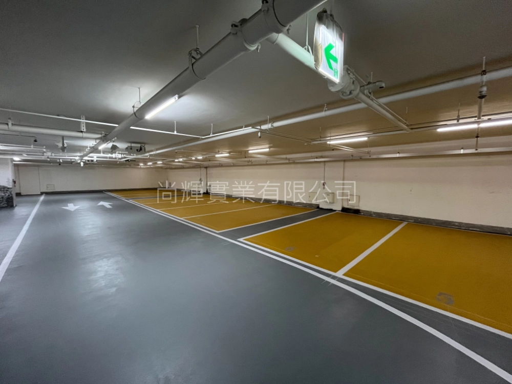 商辦大樓停車場