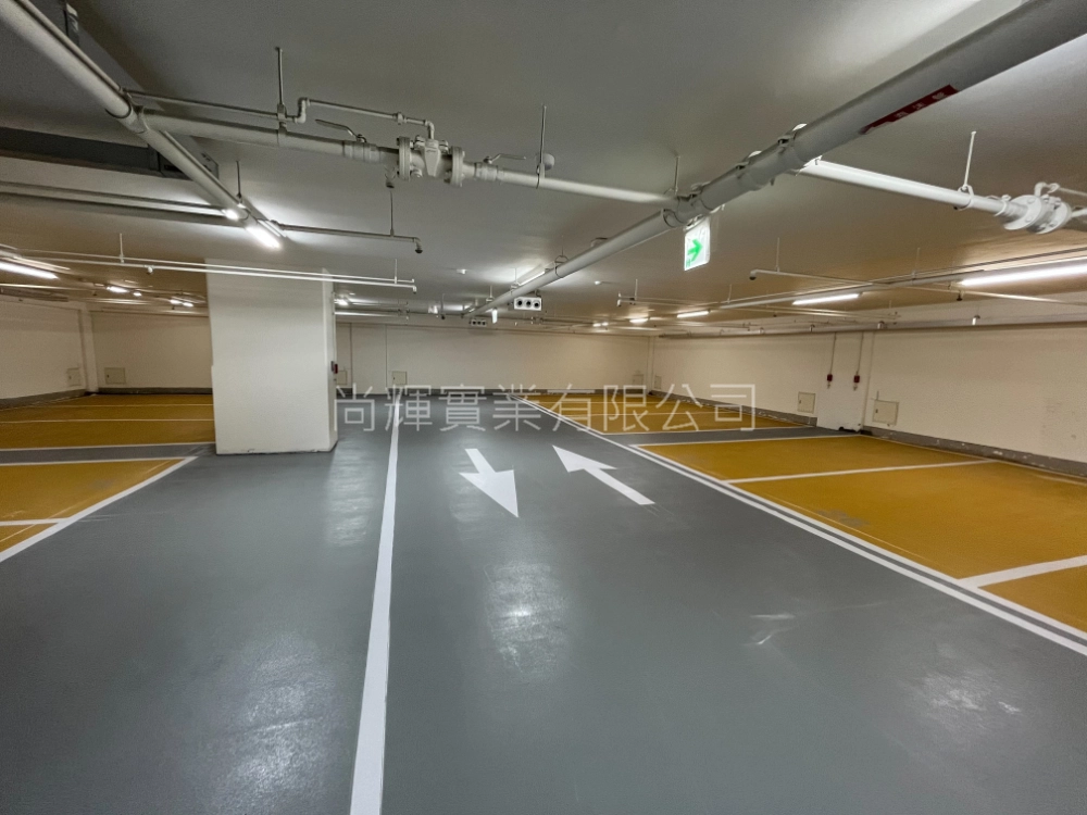 商辦大樓停車場