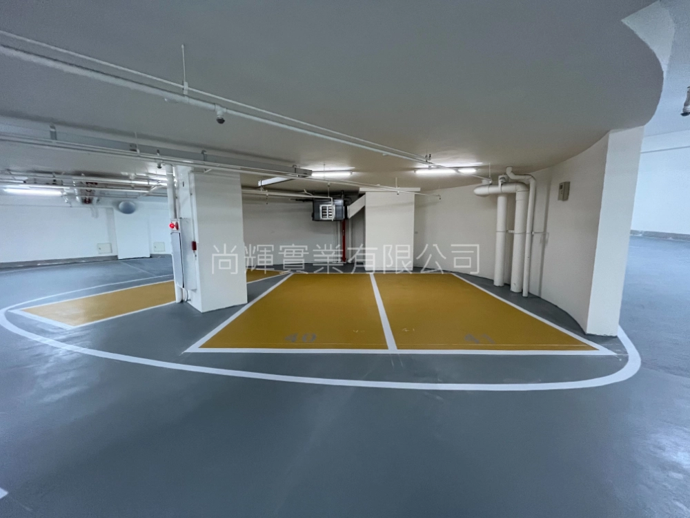 商辦大樓停車場