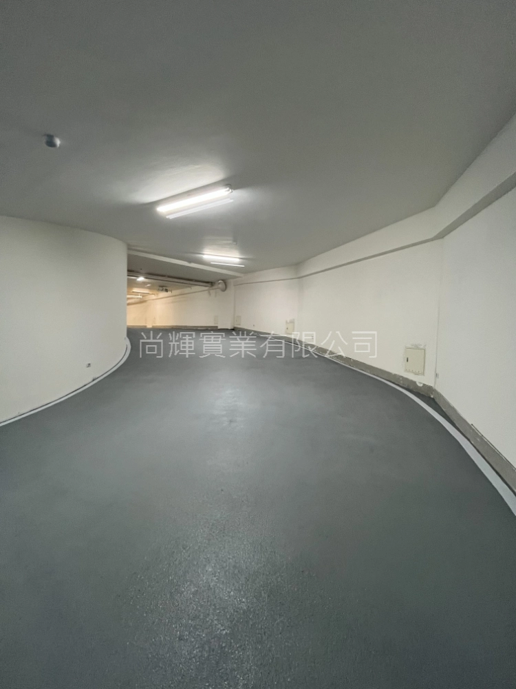 商辦大樓停車場