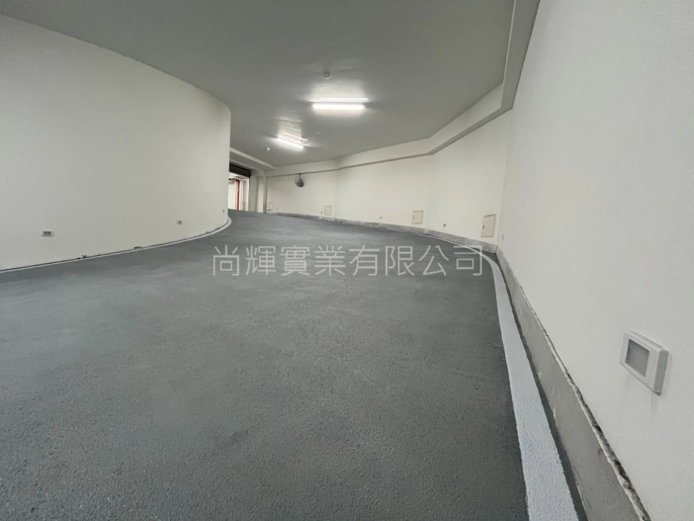 商辦大樓停車場