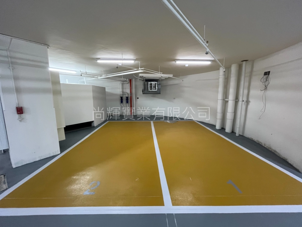 商辦大樓停車場