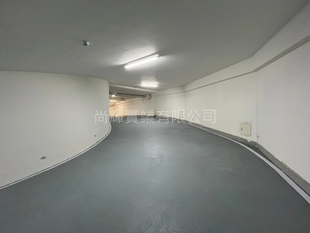 商辦大樓停車場