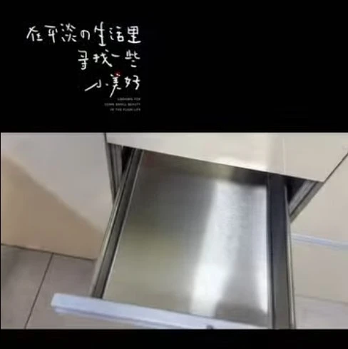 耐刮有質感的壓花不銹鋼檯面搭配結晶鋼烤門板-桃園廚具工廠