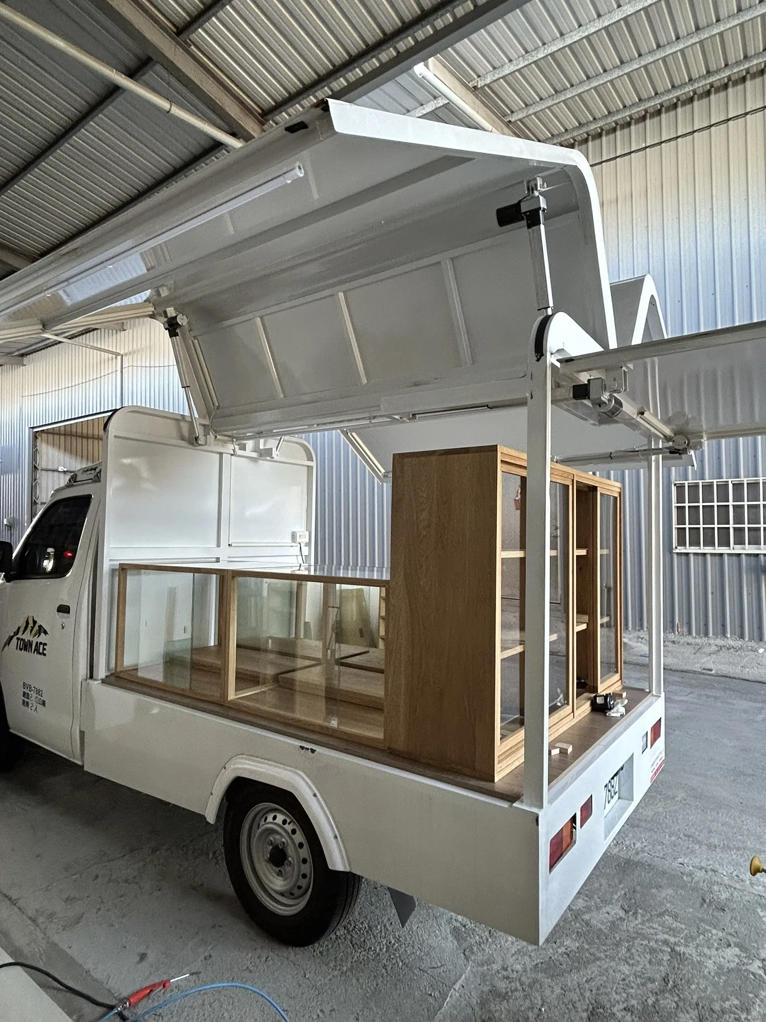白橡木移動餐車展示櫃訂製｜實木櫥窗設計案例｜紳森實木