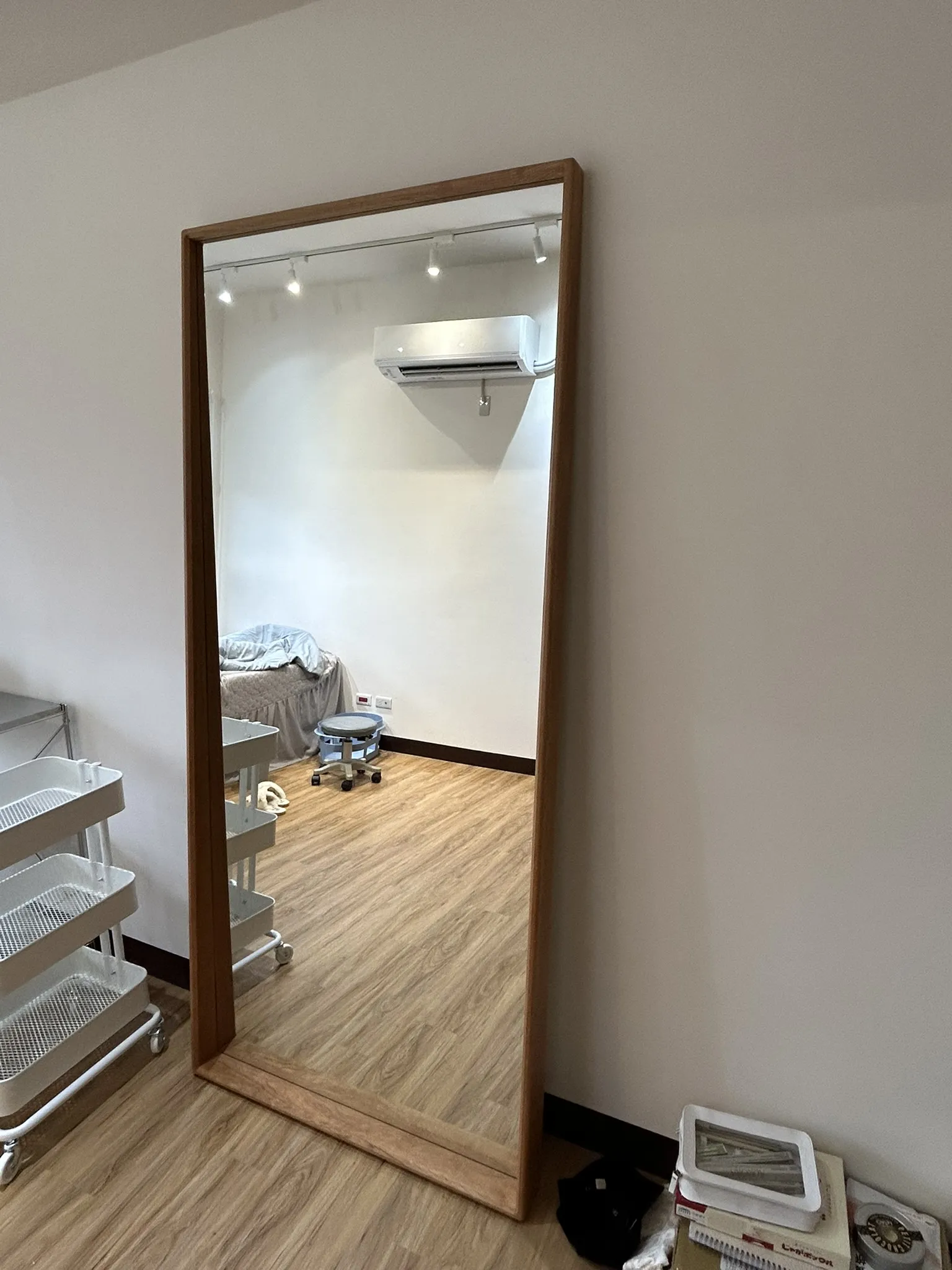 實木全身鏡  一面站得穩的鏡子，讓空間自己說話