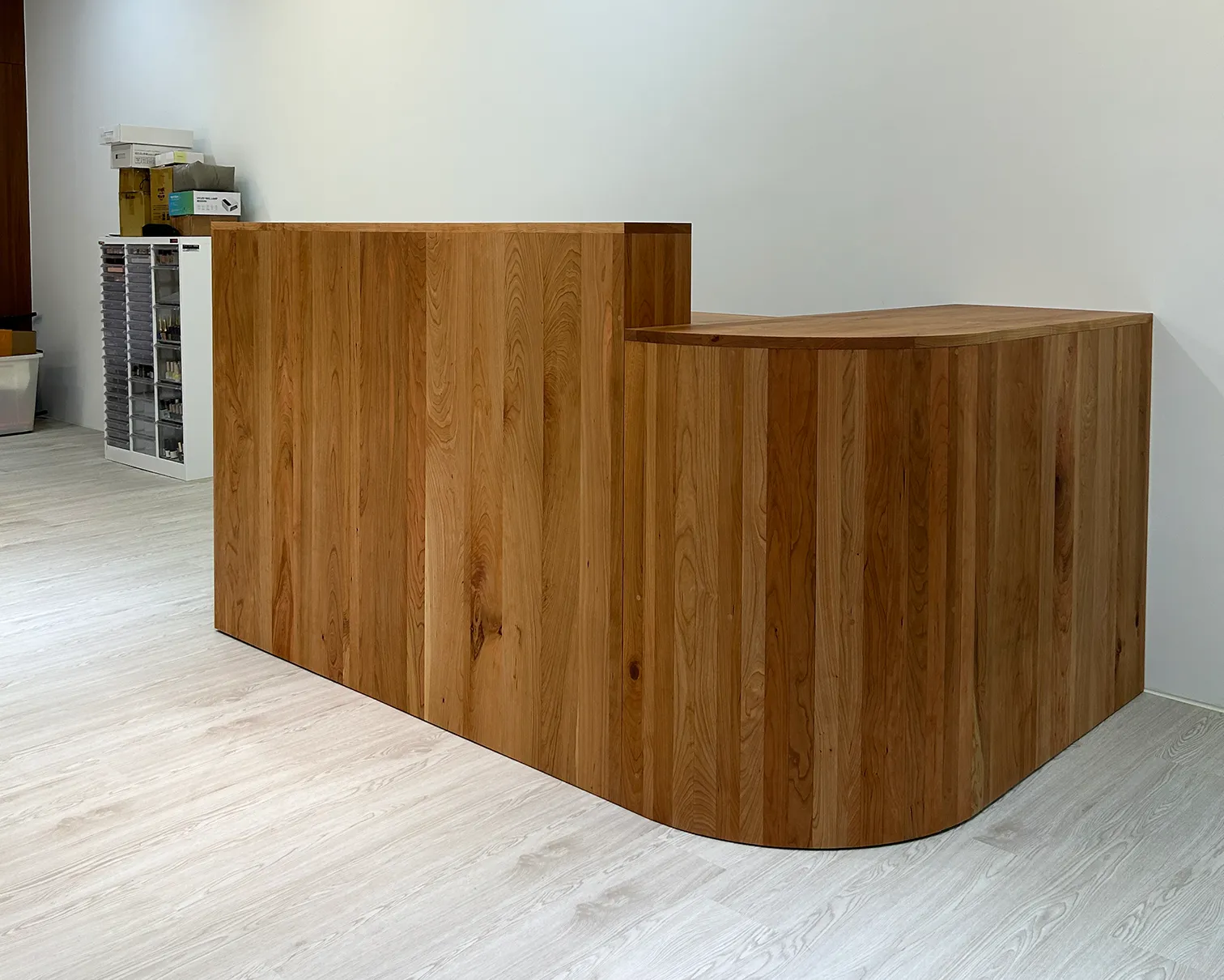 櫃檯訂製【客製案例】115天守候，打造工作室專屬的櫻桃木實木櫃檯