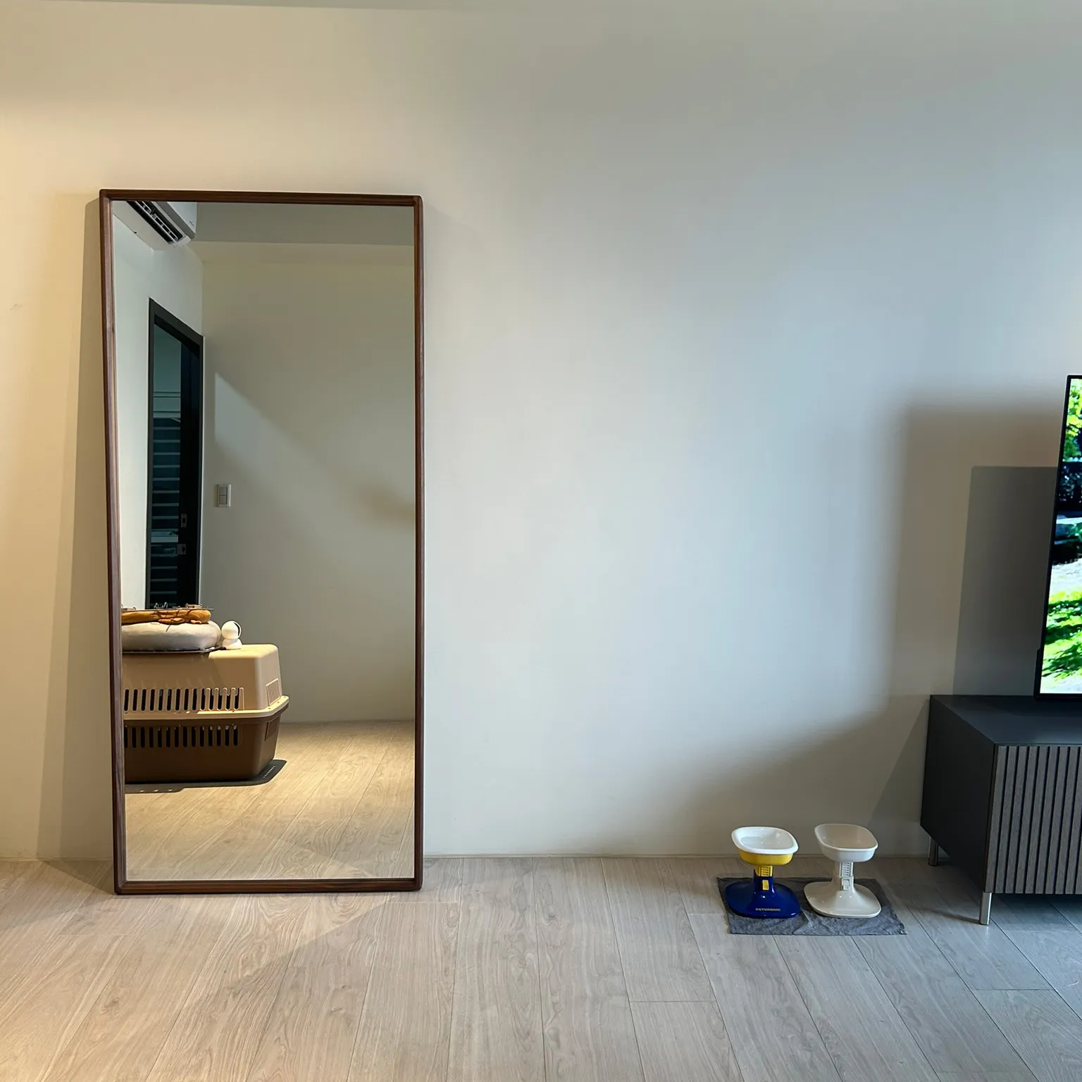 實木全身鏡  一面站得穩的鏡子，讓空間自己說話