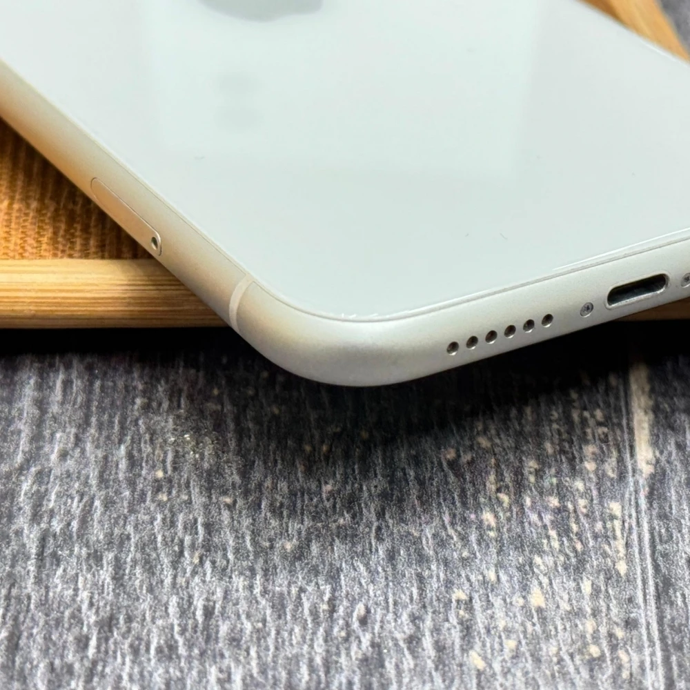 iPhone 11 64g 白 電池71%  右上角有傷痕 拍照有黑點 