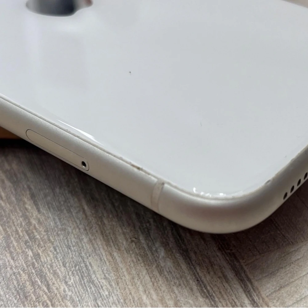 iPhone 11 64g 白 電池73% 螢幕有裂 無盒裝有配件