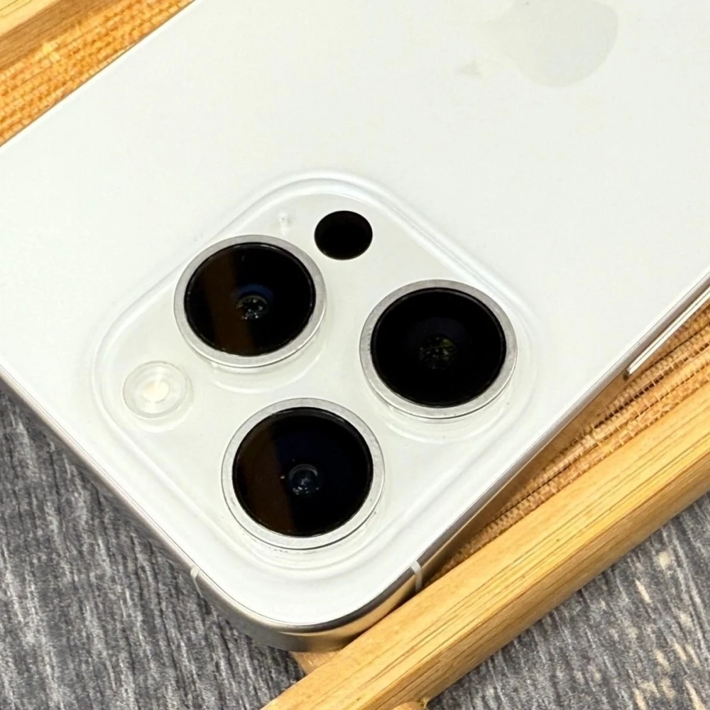 iPhone 15 pro 128g 白 電池89% 無盒裝有配件