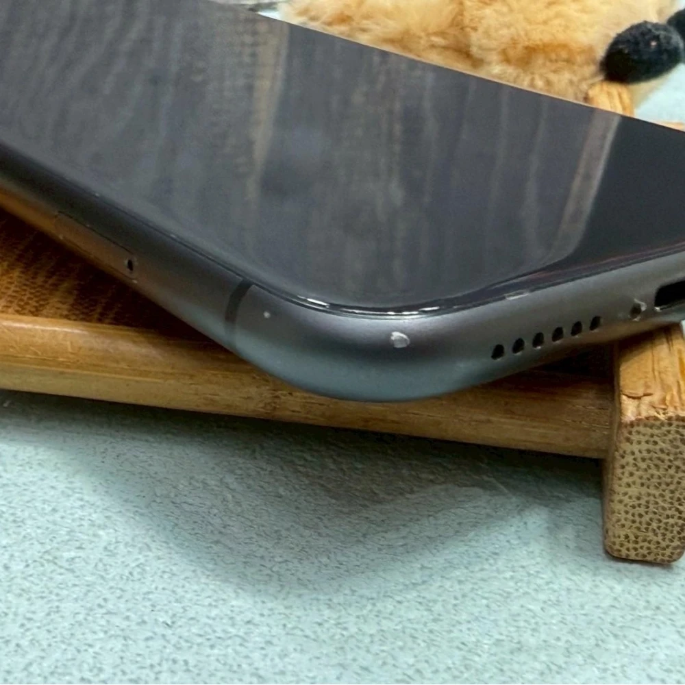 iPhone 11 64g 黑 電池72% 背板破 稀有版本15.6 無盒裝有配件