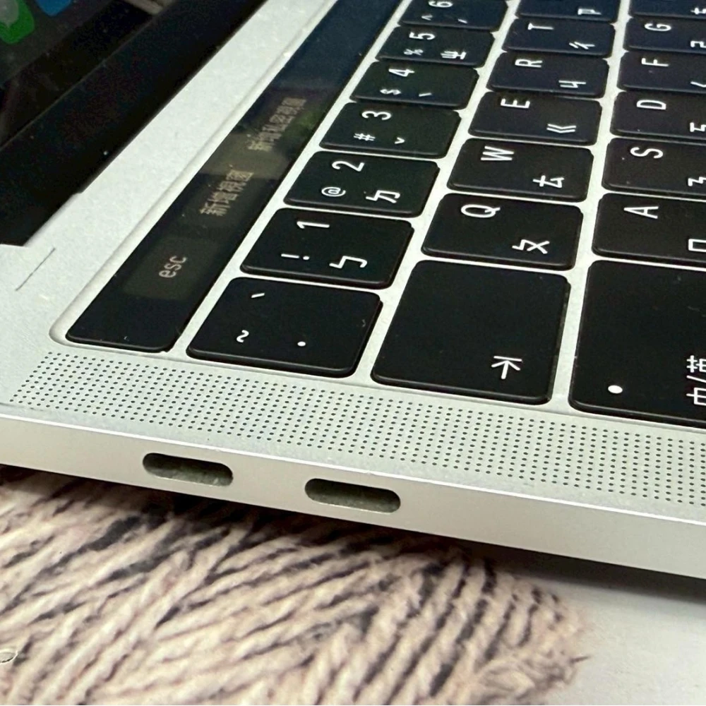 MacBook Pro 13 寸 2018 年  (8+256G)  極新！！！電池100% 循環3