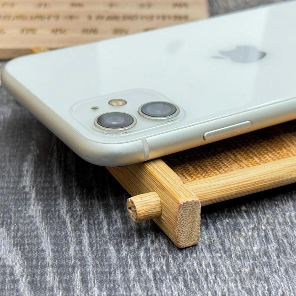 iPhone 11 64g 白 電池71%  右上角有傷痕 拍照有黑點 