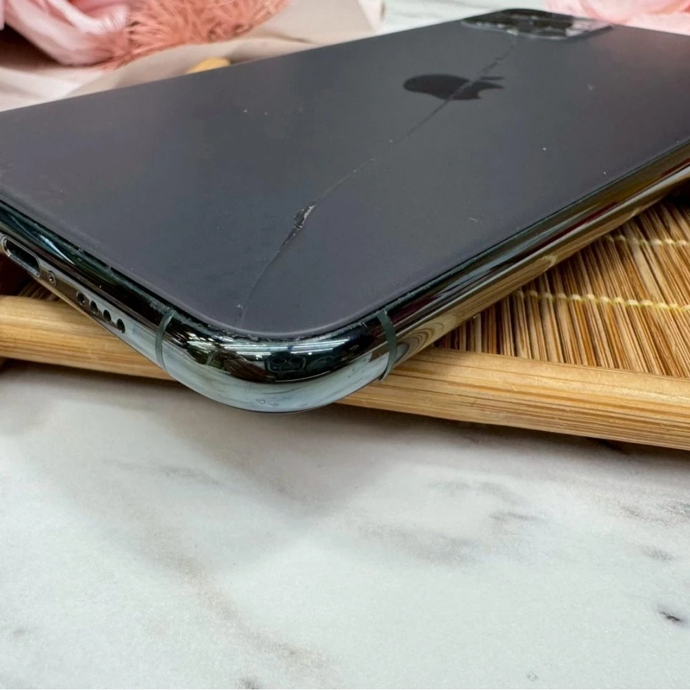 iPhone 11 Pro Max 256g 黑 副廠電池97%換過副廠螢幕 背板裂 無盒裝有配件