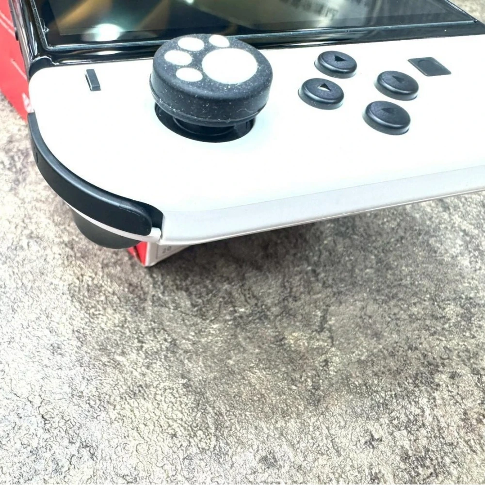 Switch OLED版 主機 附遊戲片x1 + 主機擴充手把座+主機包(多贈一個手把獨立充電座+