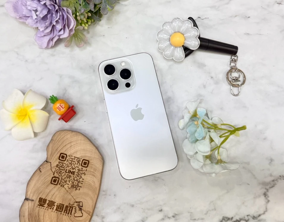 iPhone 15 Pro 512G 白 電池81% (相機3倍鏡不能使用其他都正常.螢幕小亮點如圖不影響使用客戶已使用一年沒有擴大)(邊角一小傷大容量反映在價格上)無盒裝有配件