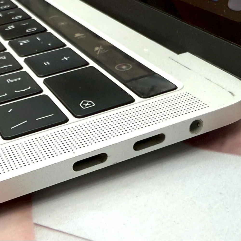MacBook Pro 13 寸 2018 年  (8+256G)  極新！！！電池100% 循環3