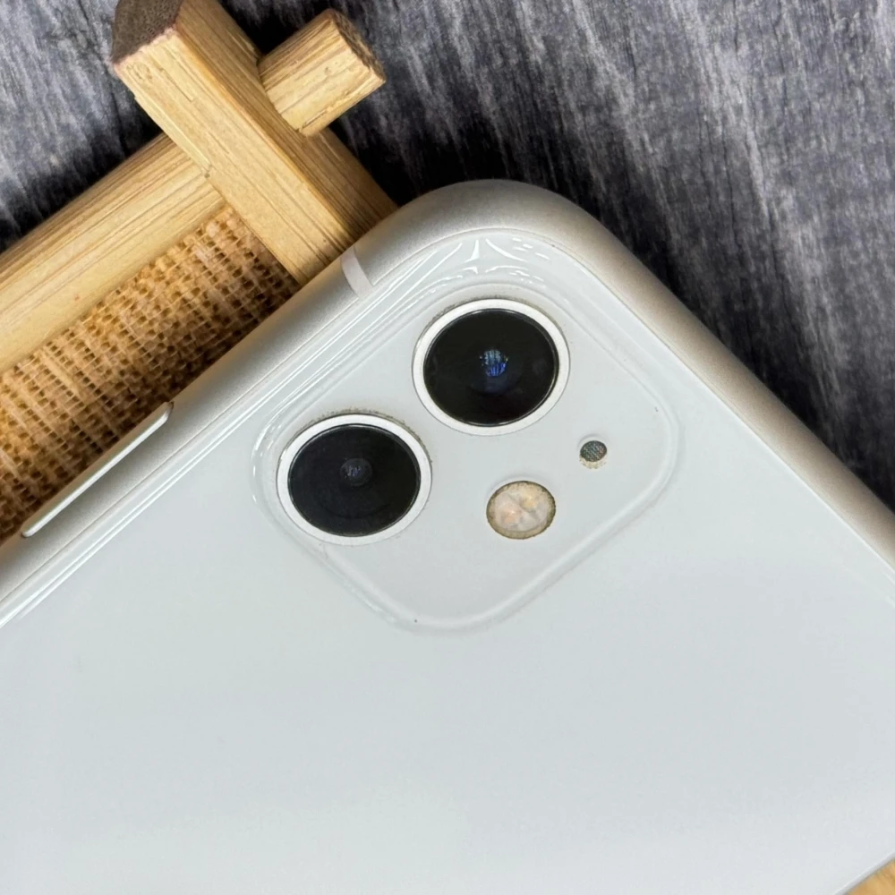 iPhone 11 64g 白 電池71%  右上角有傷痕 拍照有黑點 