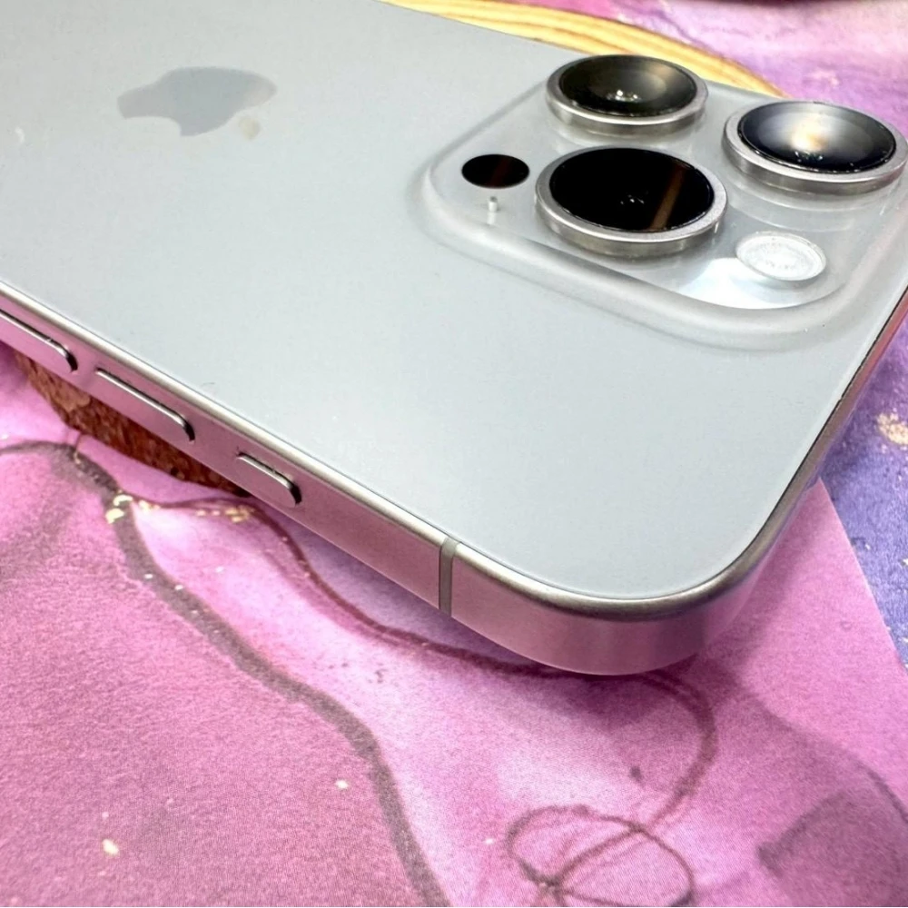 iPhone 15 Pro 128g 鈦電池81% (螢幕有刮傷、邊角小敲傷)無盒裝有配件