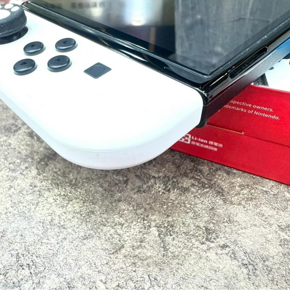 Switch OLED版 主機 附遊戲片x1 + 主機擴充手把座+主機包(多贈一個手把獨立充電座+