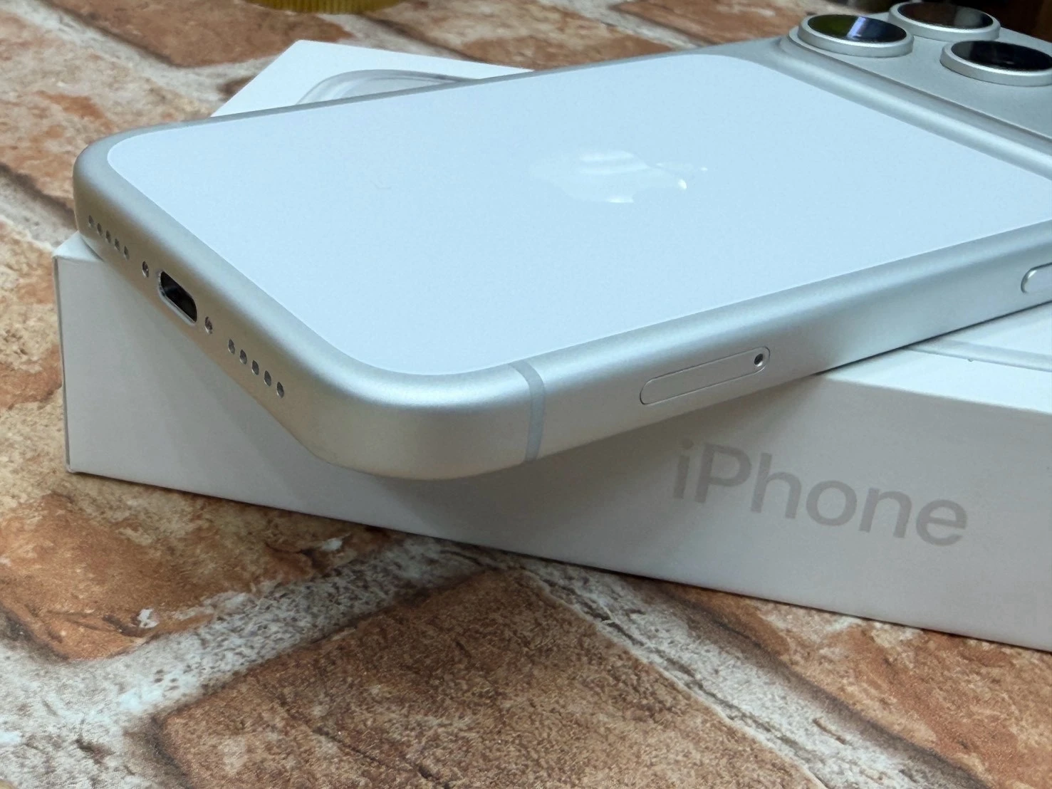 iPhone 17 Pro 256g 白 電池94% 保固到2026/12/12 邊框一角小傷 有盒裝有配件