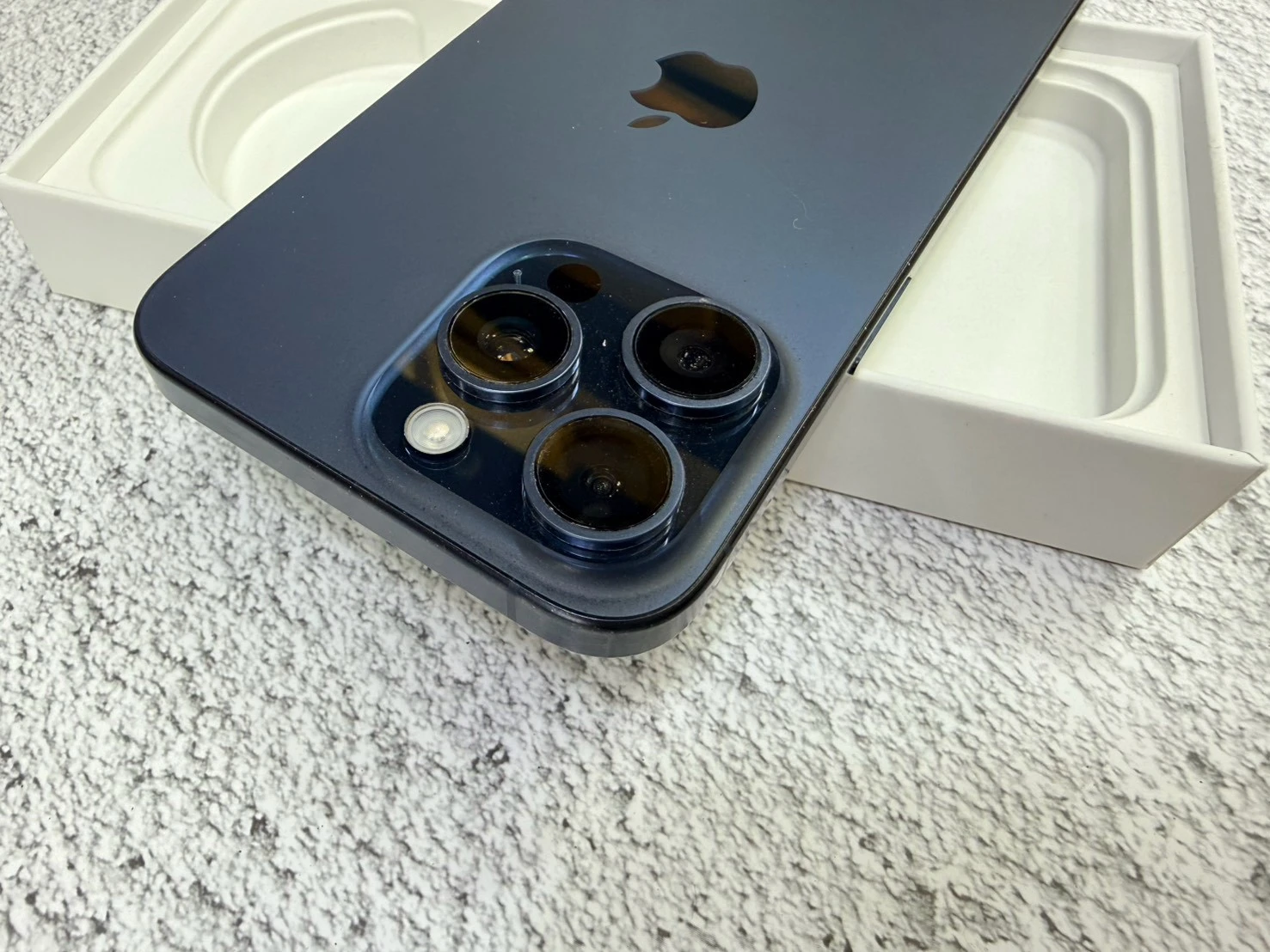 iPhone 15 Pro Max 256g 藍 電池74% 有盒裝有配件
