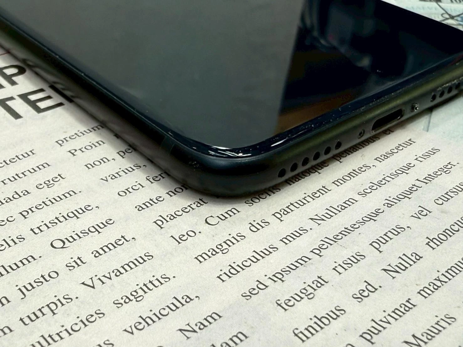 iPhone SE3 64G 黑 電池82% 有盒裝有配件
