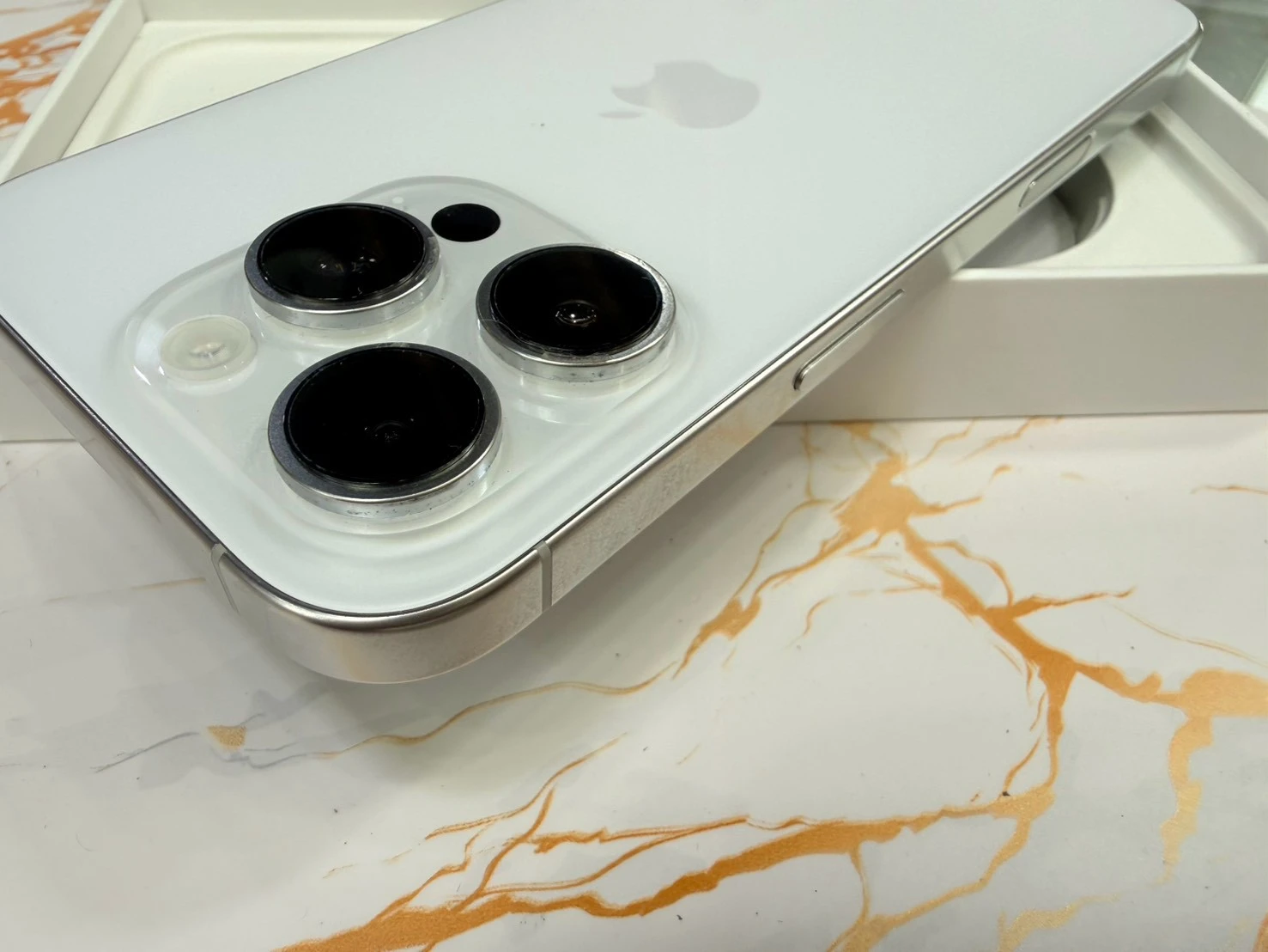 iPhone 16 Pro 128G 白 電池94% 全機原廠 全機無傷 有盒裝有配件