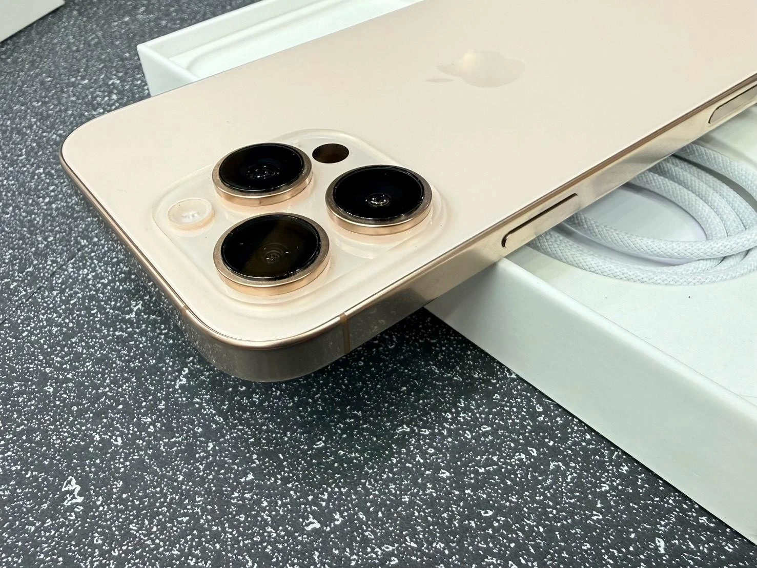 iPhone 16 pro max 1TB金 電池94% 有盒裝有配件
