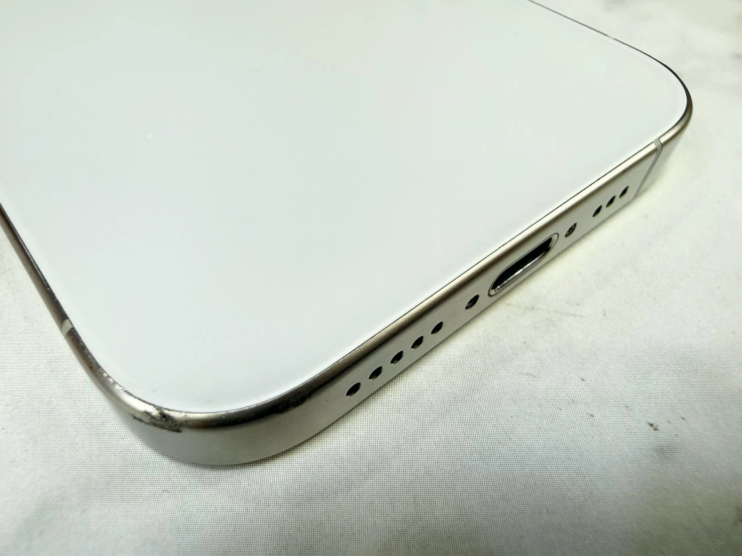iPhone 15 Pro 512G 白 電池81% (相機3倍鏡不能使用其他都正常.螢幕小亮點如圖不影響使用客戶已使用一年沒有擴大)(邊角一小傷大容量反映在價格上)無盒裝有配件