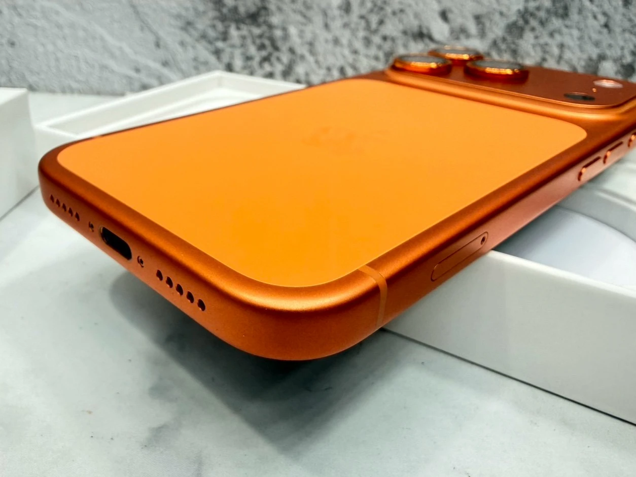 iPhone 17 Pro 512g 橘 電池90% 邊框有兩角微微傷 有盒裝有配件