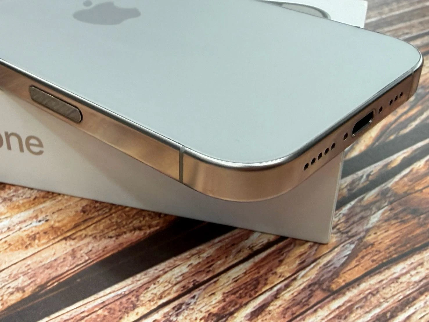 iPhone 16 Pro 256G 鈦 電池84% 螢幕有漏液 稀有版本18.7.8 有盒裝有配件