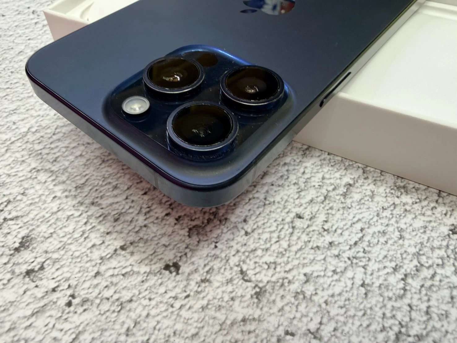 iPhone 15 Pro Max 512g 藍 電池79% (邊框小傷) 無盒裝有配件