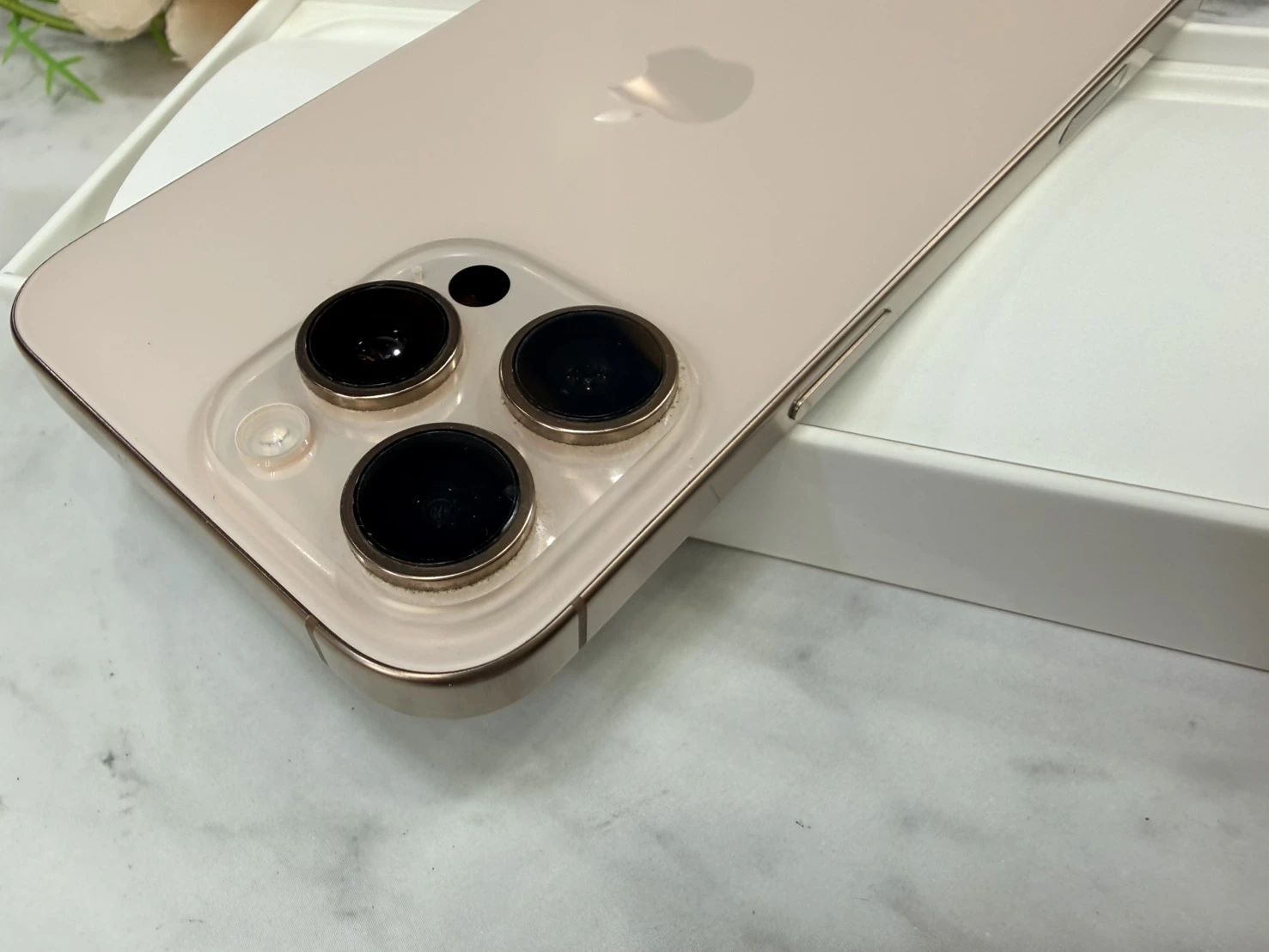 iPhone 16 Pro max 256g 金 電池91% (螢幕左上小刮傷)有盒裝有配件