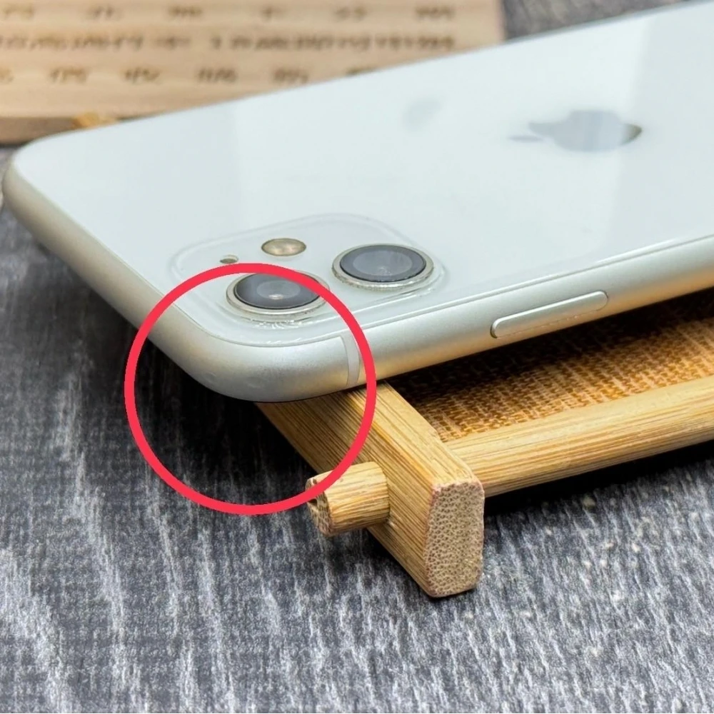 iPhone 11 64g 白 電池71%  右上角有傷痕 拍照有黑點 