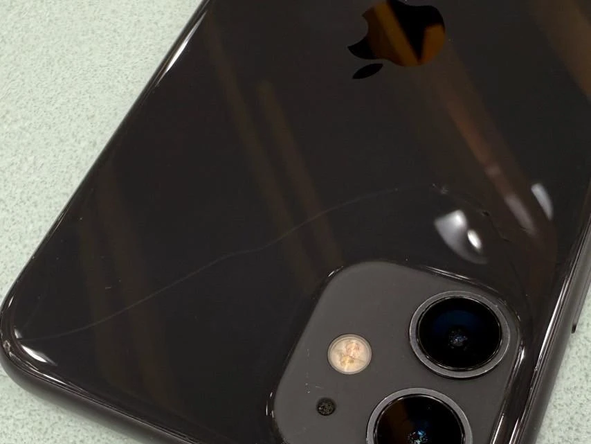 iPhone 11 64g 黑 電池72% 背板破 稀有版本15.6 無盒裝有配件