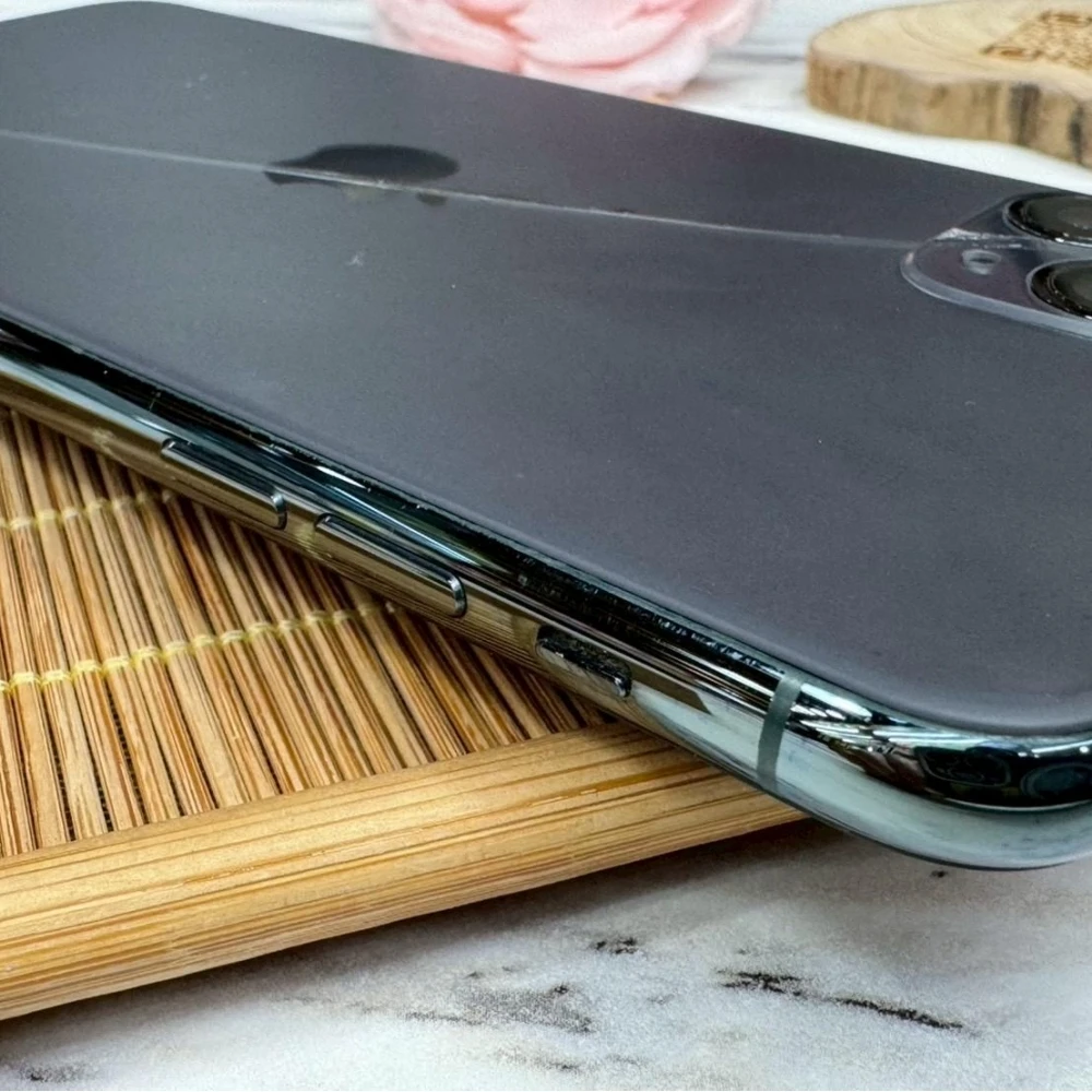 iPhone 11 Pro Max 256g 黑 副廠電池97%換過副廠螢幕 背板裂 無盒裝有配件