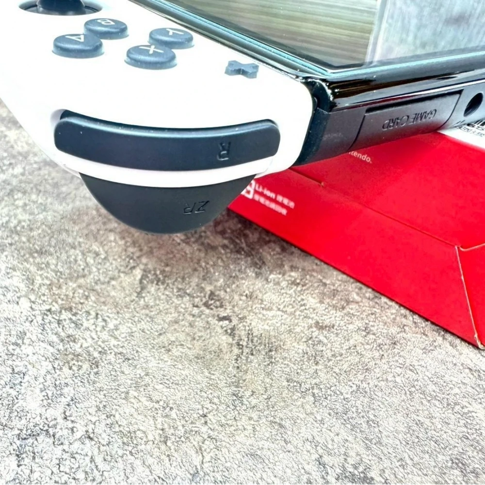 Switch OLED版 主機 附遊戲片x1 + 主機擴充手把座+主機包(多贈一個手把獨立充電座+